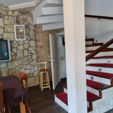 Akis House