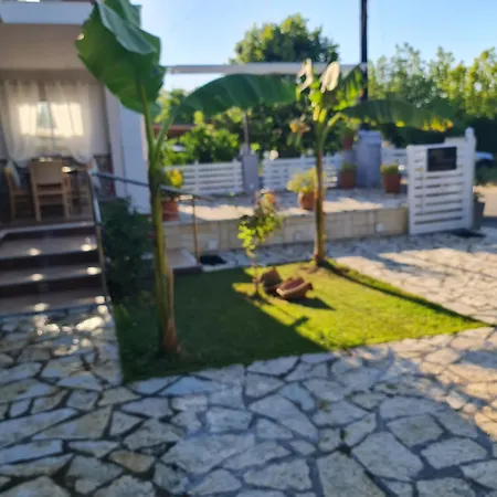 Akis House *