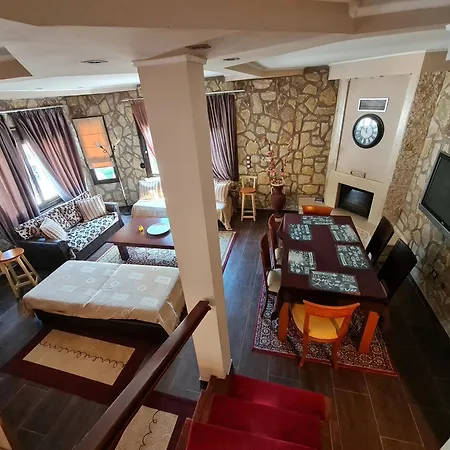 Akis House