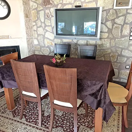 Akis House *